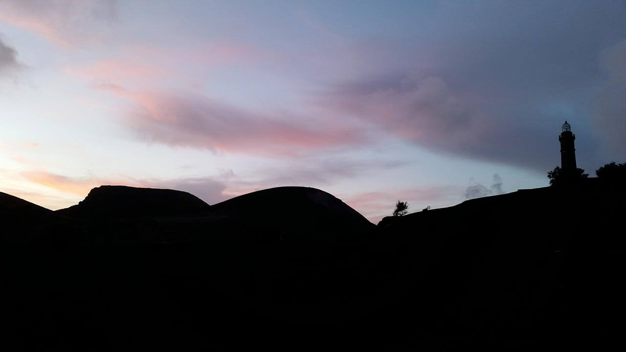 Trilho dos 10 vulcões, no Faial, durante o por do sol