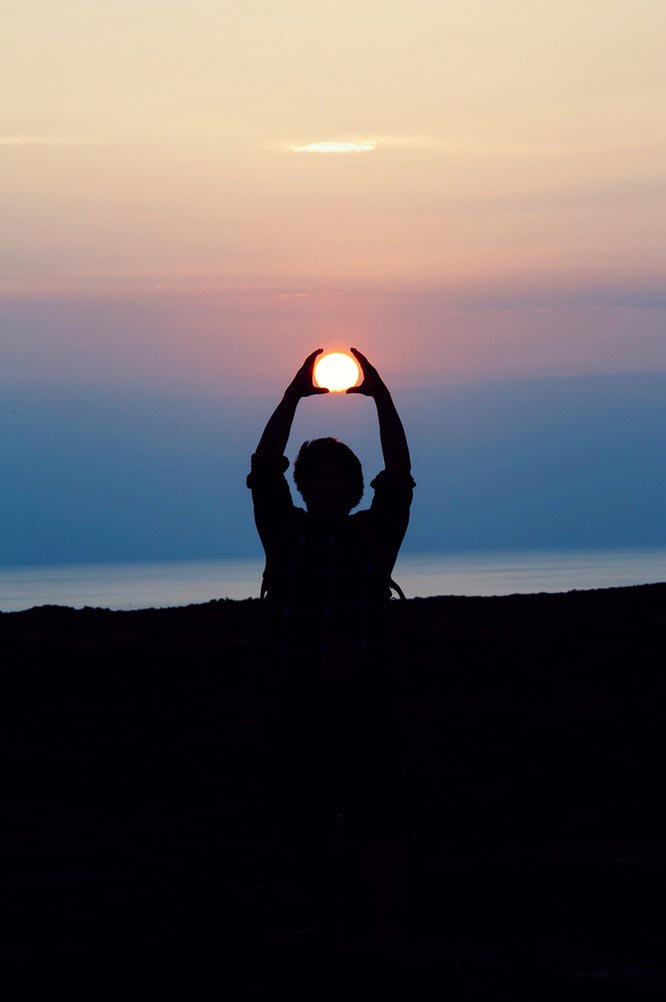 uma pessoa a relaxar ao pôr do sol durante a atividade ciclo da vida com a empresa peter cafe sport