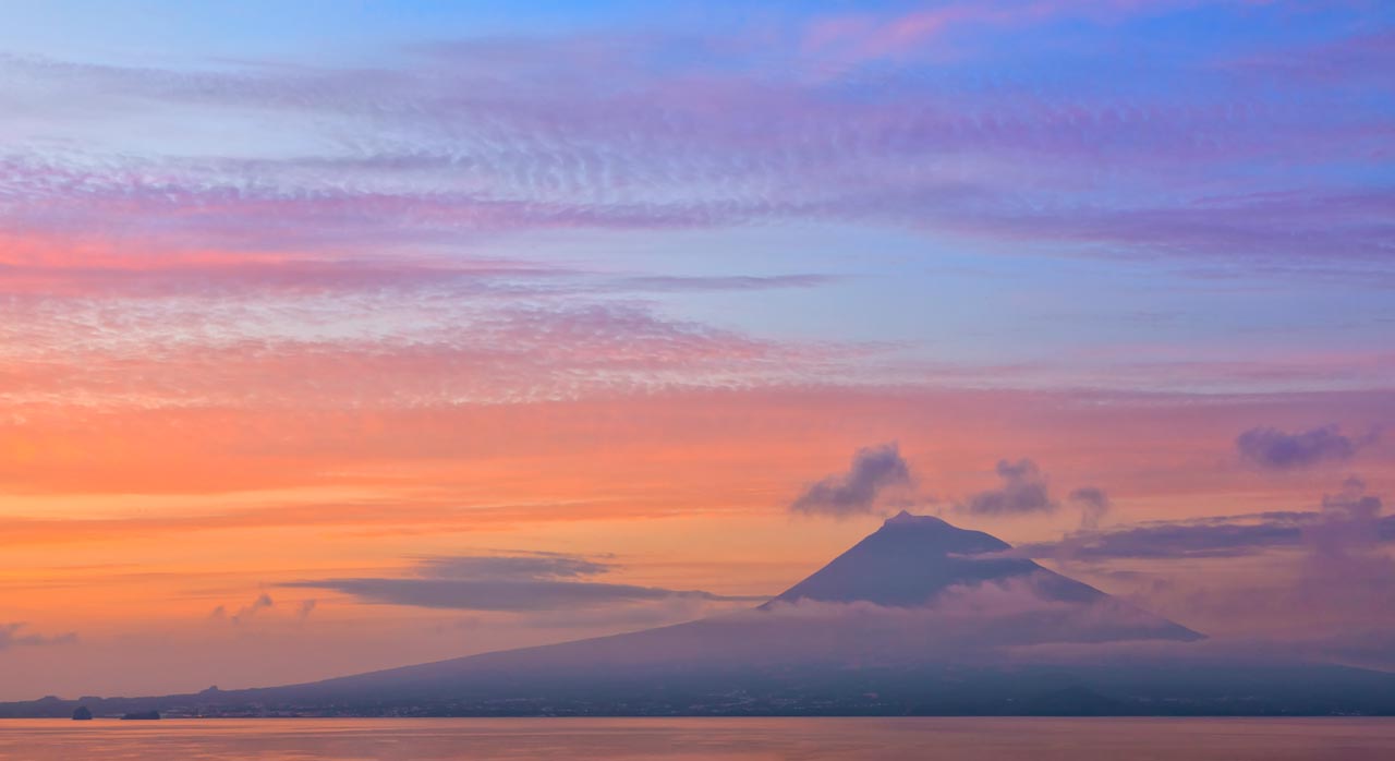 Montanha do Pico é vista do Faial durante o pôr do sol