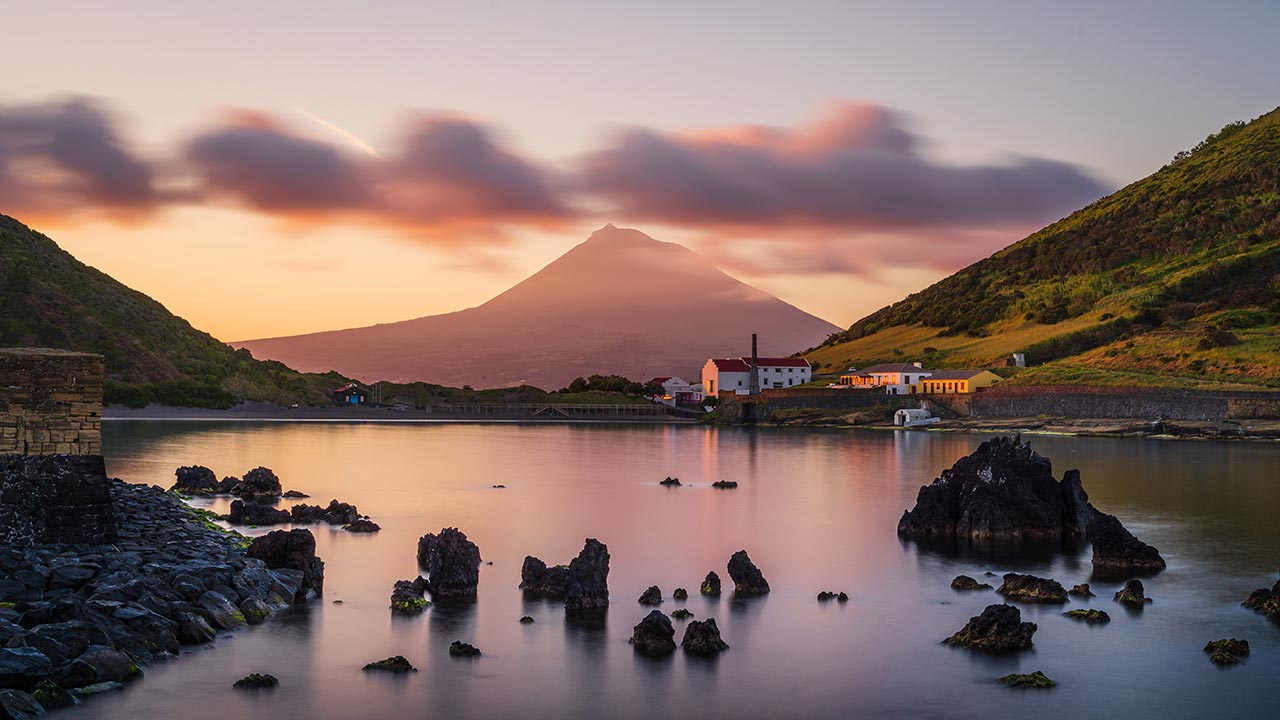 Por do sol na ilha do faial com a vista para a montanha do Pico